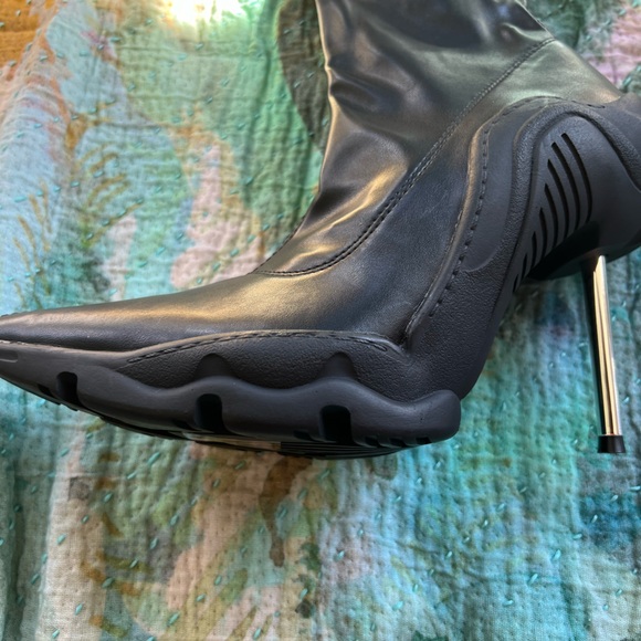 Sexy, avant garde, Mcartney thigh high stiletto boots. Bold, urban style. - Picture 5 of 7